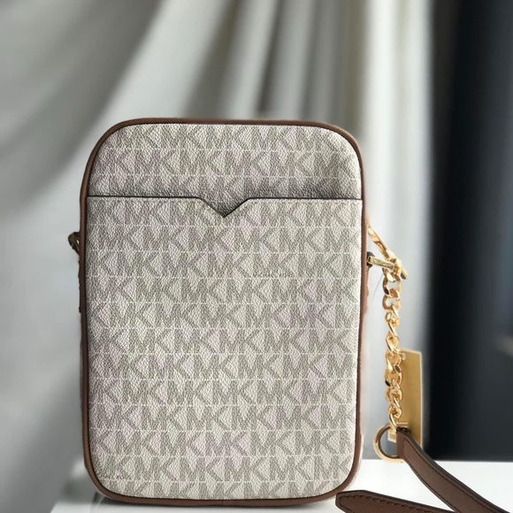 Jet Set Travel Medium Logo Crossbody Bag - Picture 2 of 2